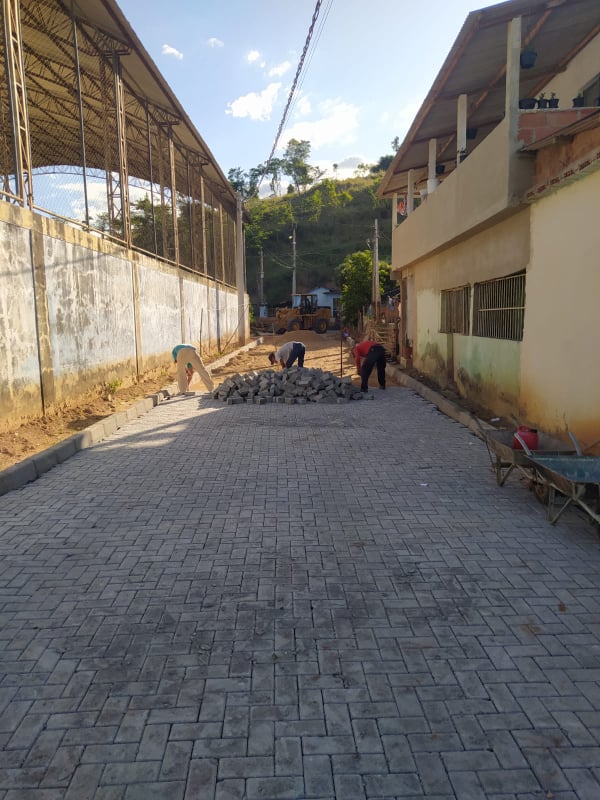 Calçamento da Rua Antônio Fraga no distrito de Vargem Alegre